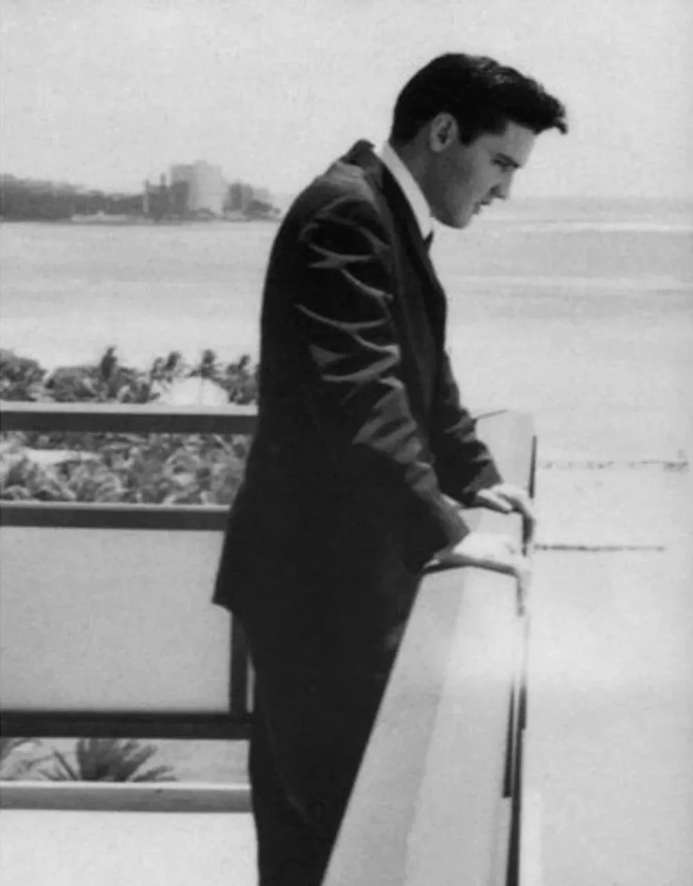 Elvis Presley standing on the Hawaiian Village lanai overlooking Waikīkī Beach